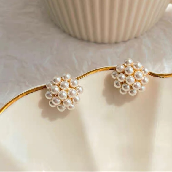 Jewelry - 💫Minimalistic Pearly Stud Earring💫